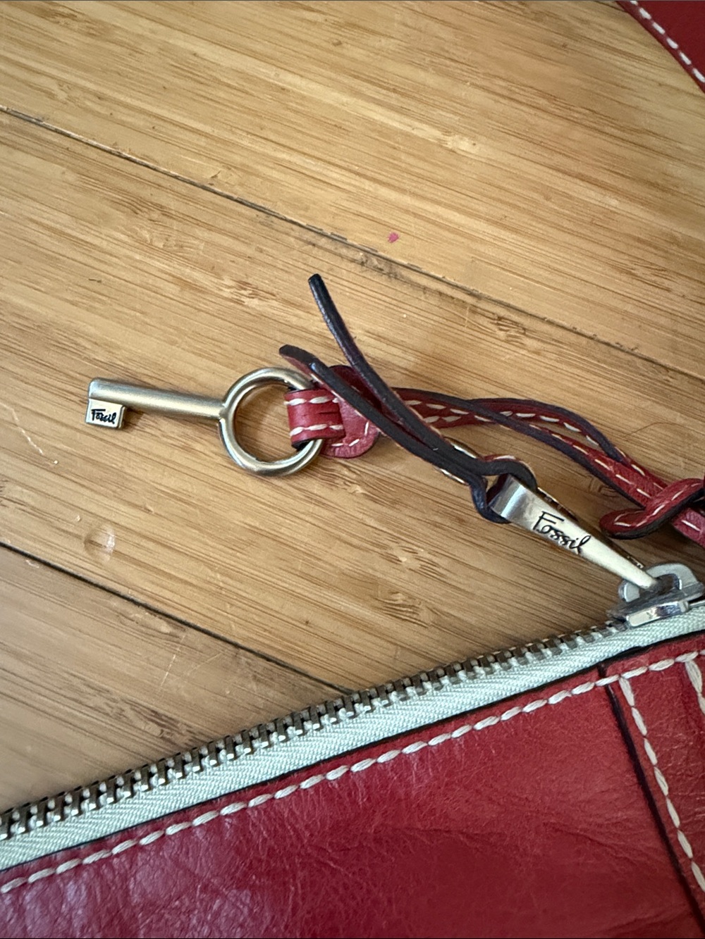 Fossil Red Leather Shoulder Bag with Contrast Stitching - Picture 9 of 11